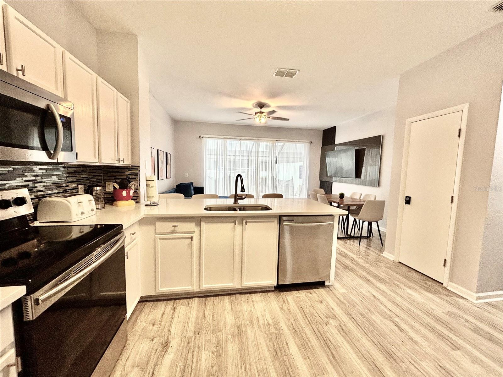 Image 8 of 47 For 7660 Otterspool St