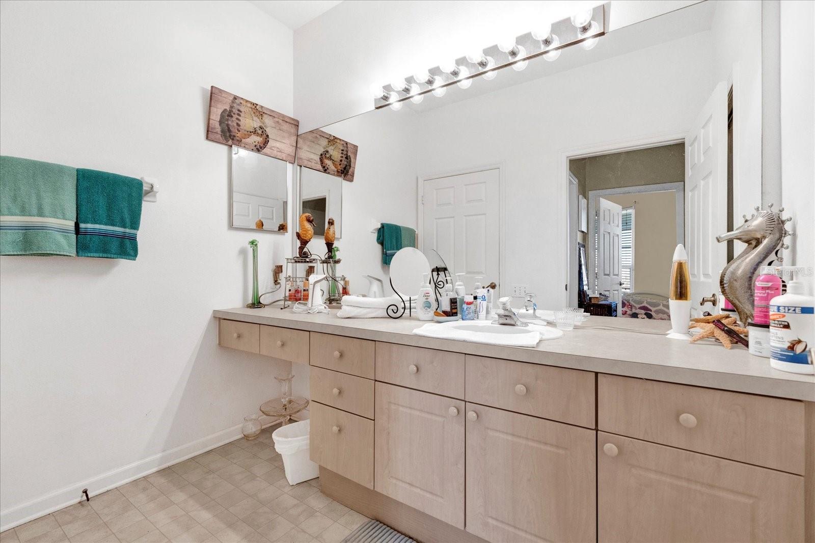 Image 23 of 32 For 8103 Coconut Palm Way 205