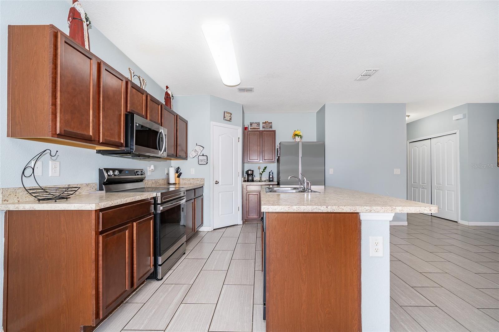 Image 7 of 19 For 579 Lucerne Boulevard