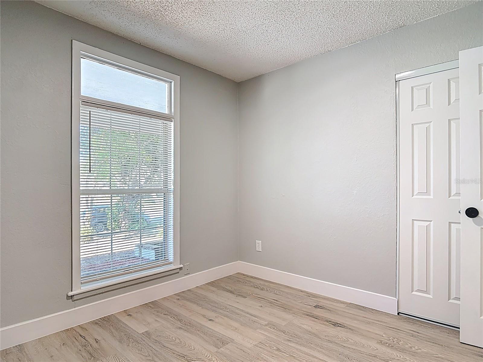 Image 17 of 33 For 1085 Whitewood Drive