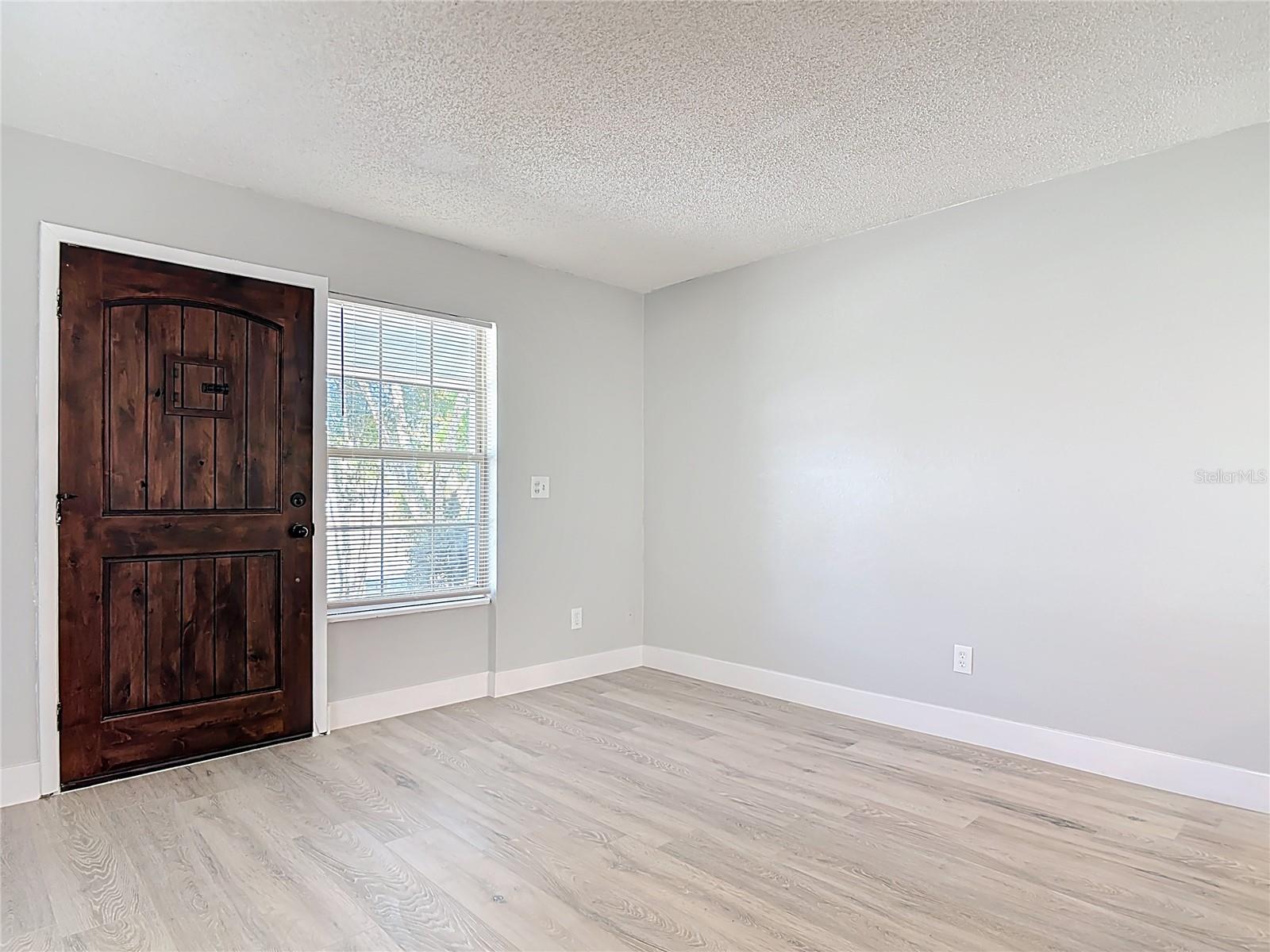 Image 3 of 33 For 1085 Whitewood Drive