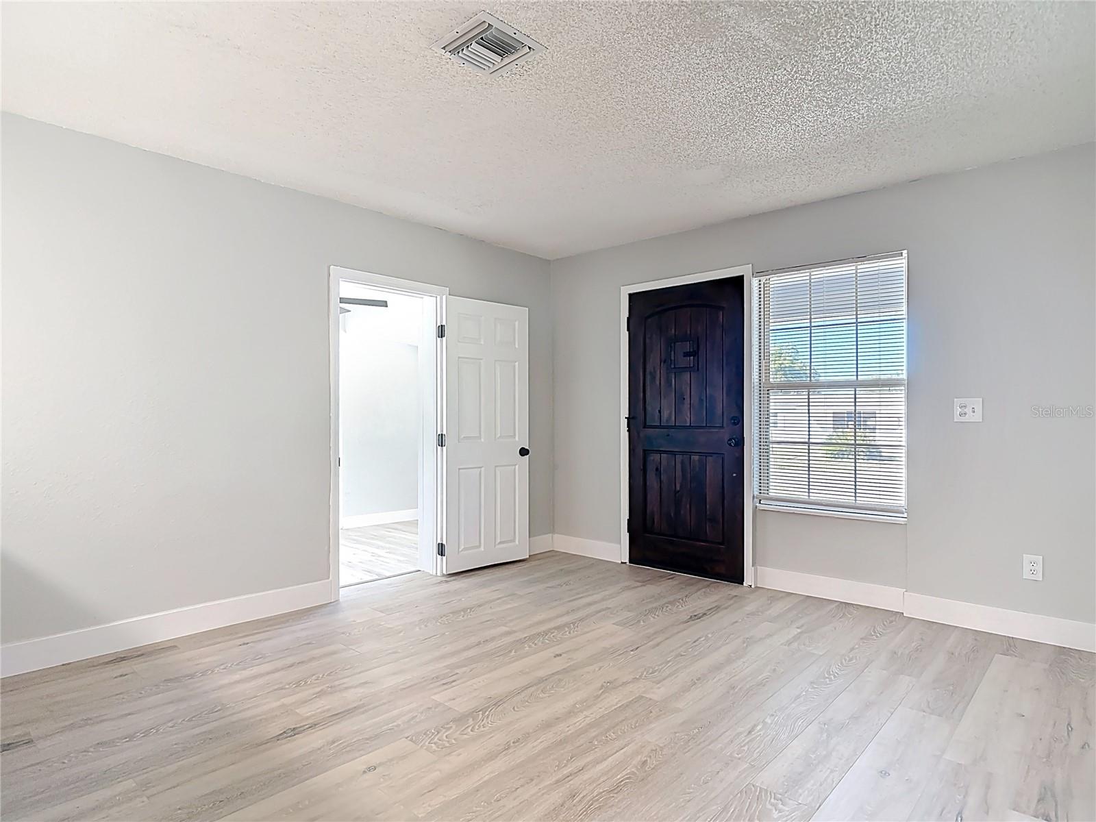 Image 4 of 33 For 1085 Whitewood Drive