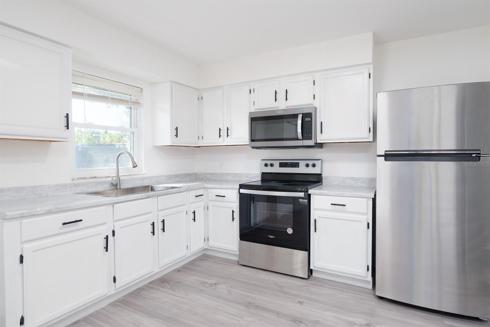 Listing photo id 10 for 673 Madrid Drive