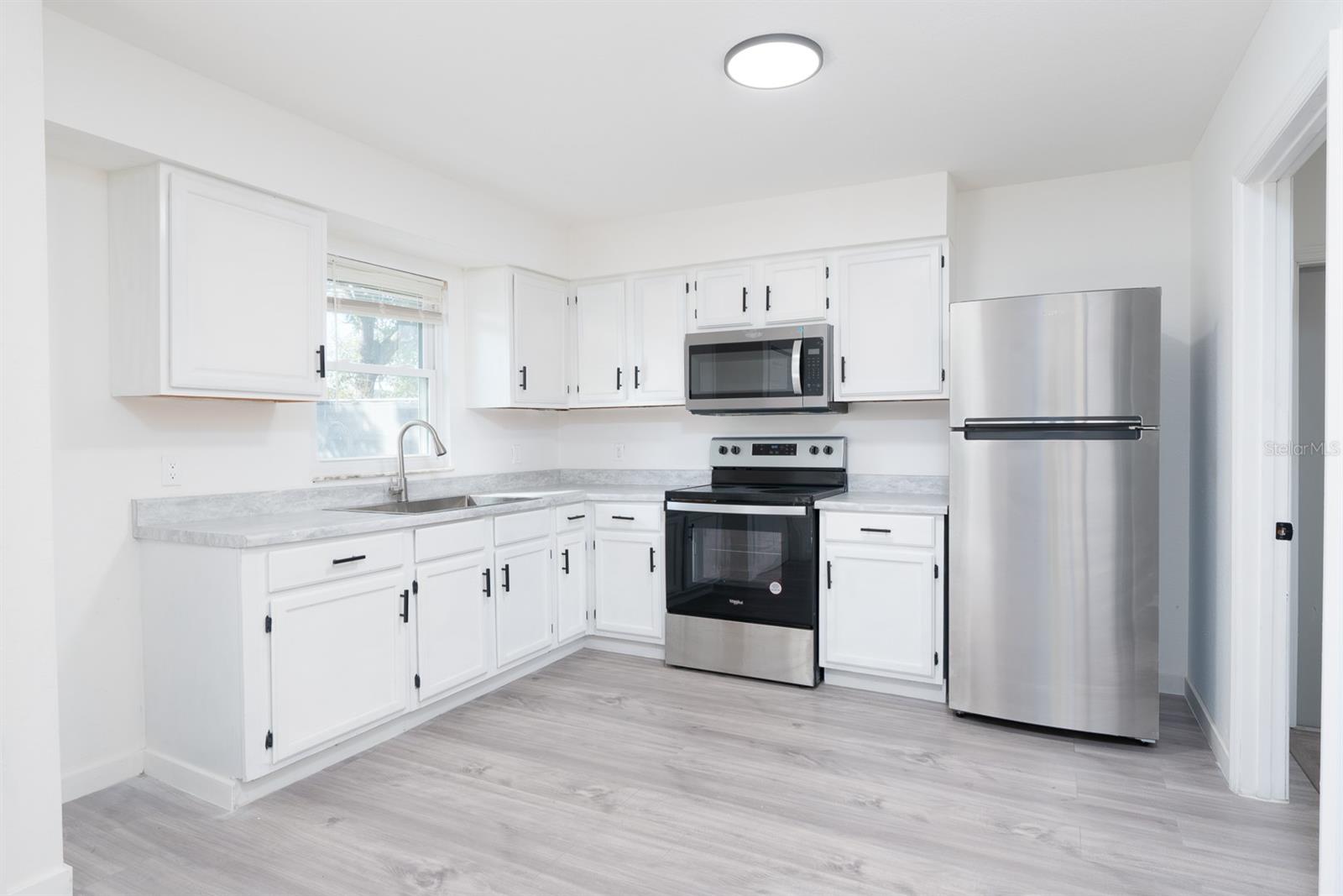 Listing photo id 11 for 673 Madrid Drive