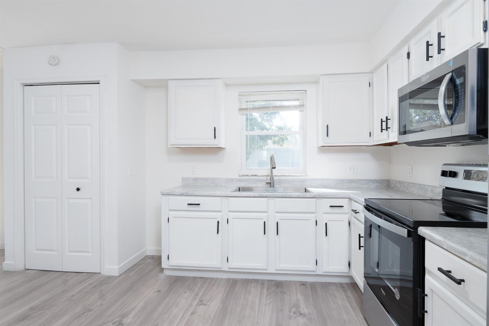 Listing photo id 12 for 673 Madrid Drive