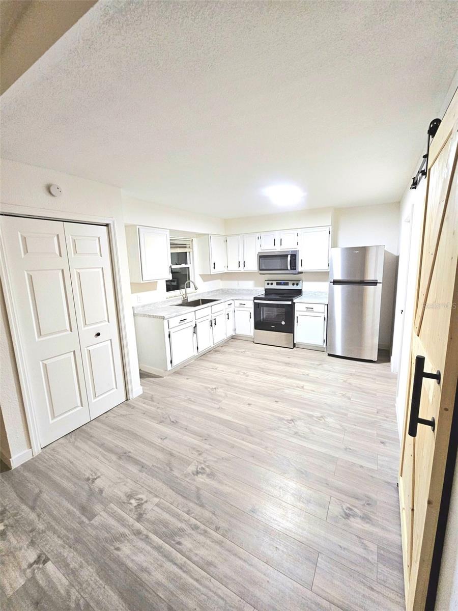 Listing photo id 14 for 673 Madrid Drive