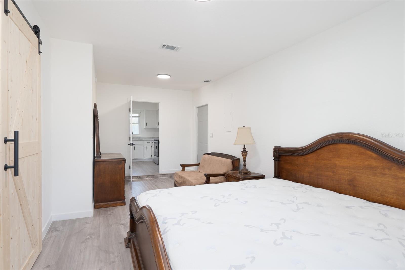 Listing photo id 18 for 673 Madrid Drive