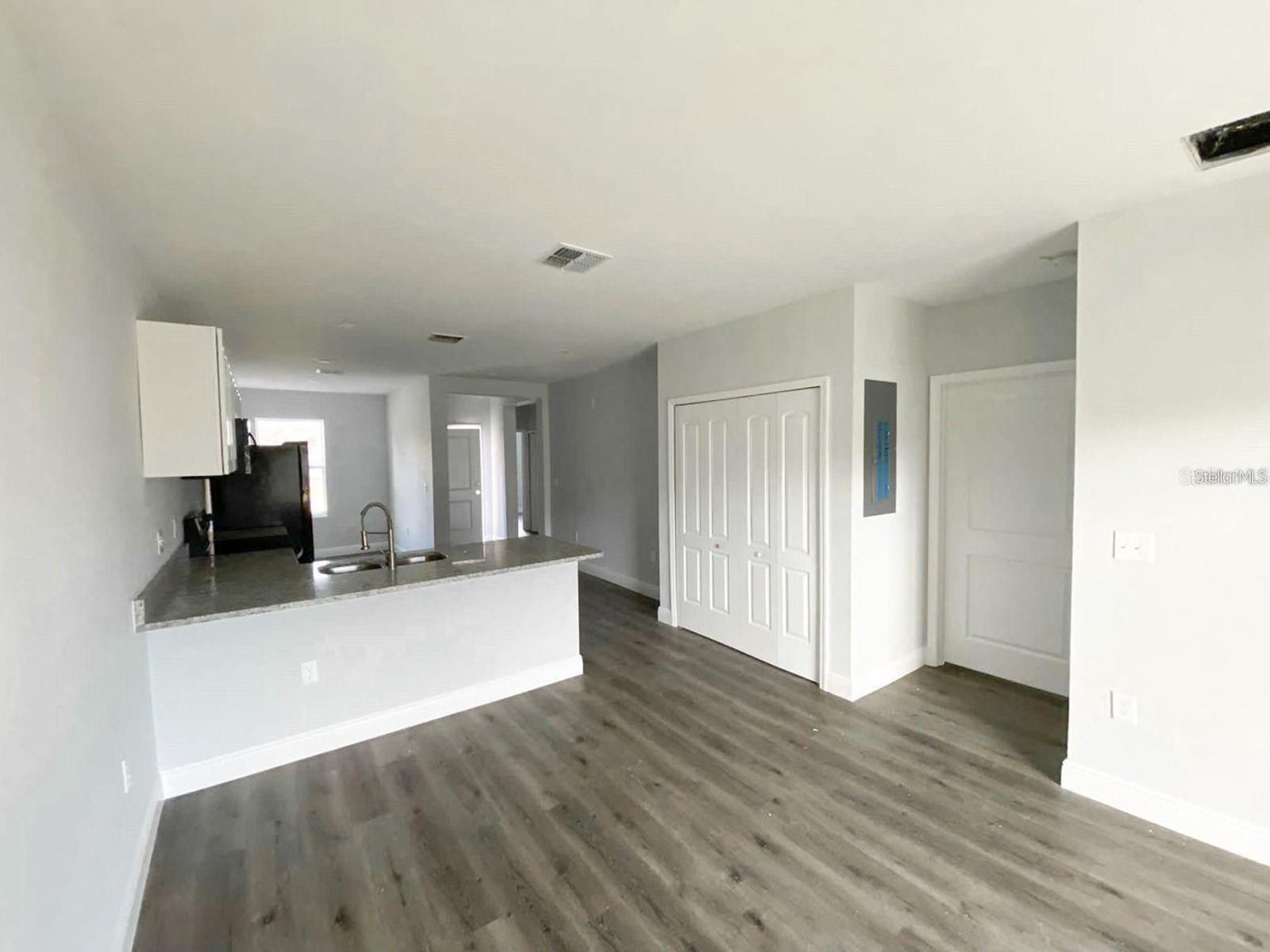 Image 2 of 7 For 2096 Fernwood Street 2096