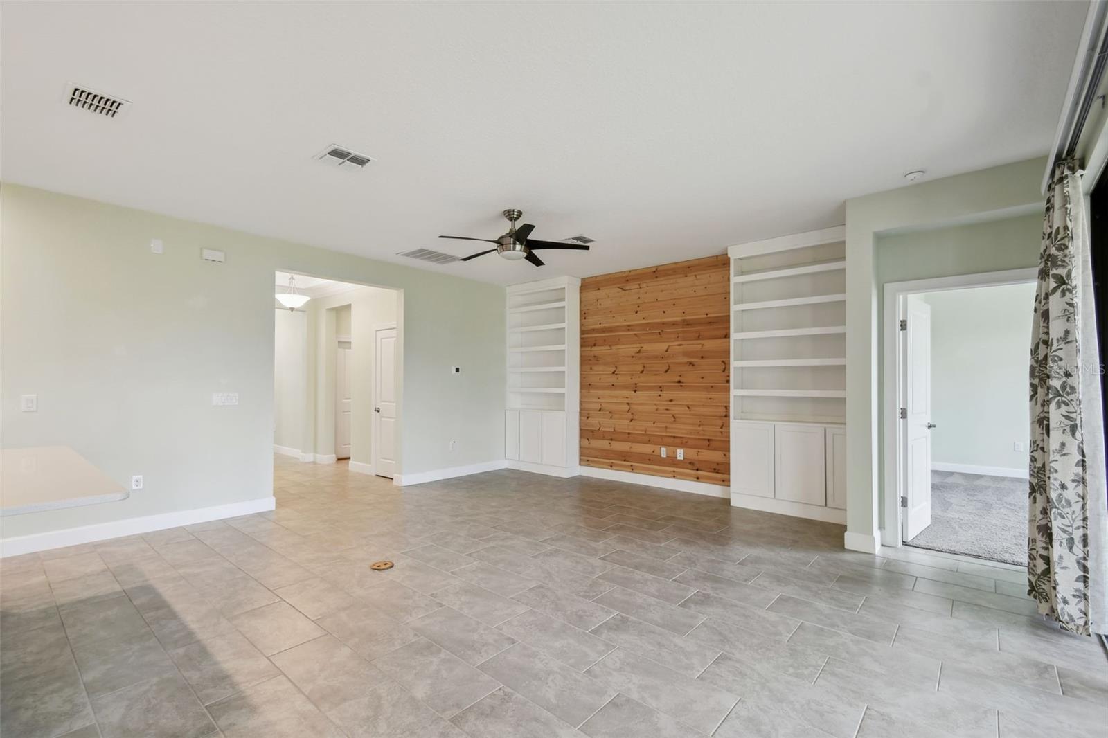 Image 7 of 61 For 204 Bella Cortina Dr