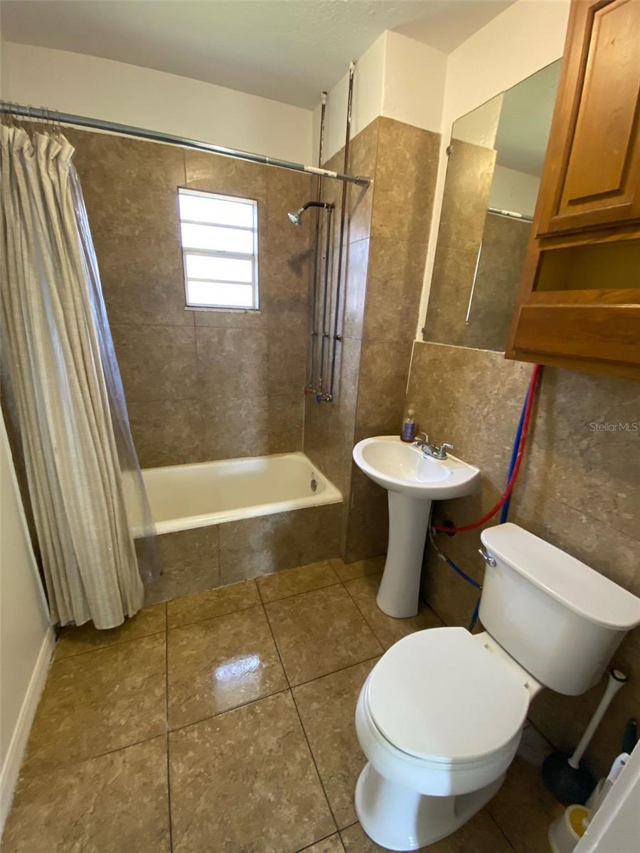 Image 6 of 6 For 1001 Kaley Avenue B
