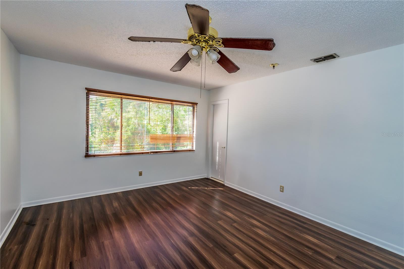 Image 8 of 10 For 824 Park Lake Place 824