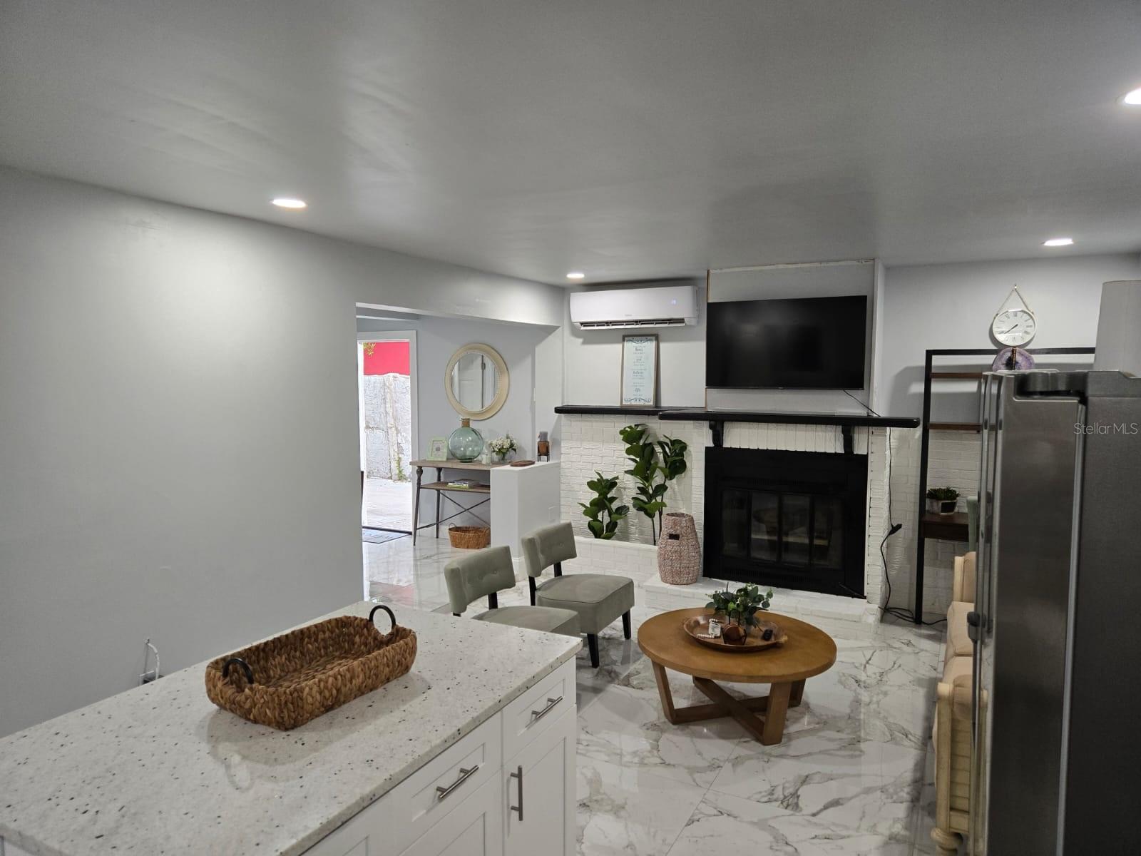Image 3 of 20 For 1041 Santa Anita Street B