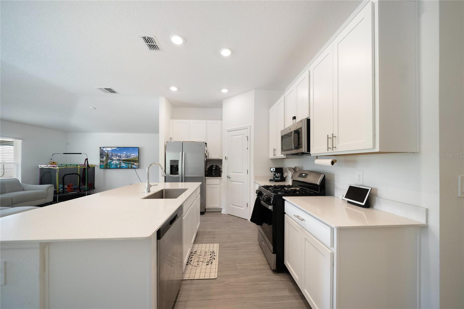 Image 12 of 24 For 9325 Revere Avenue
