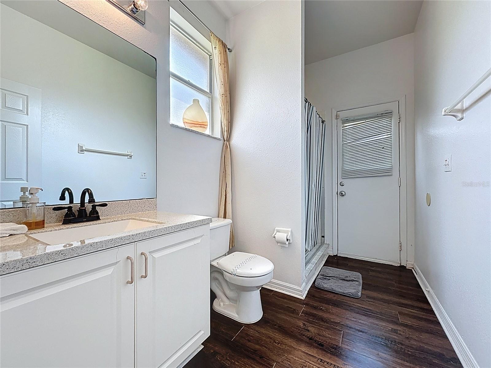 Image 41 of 64 For 925 Montana Avenue