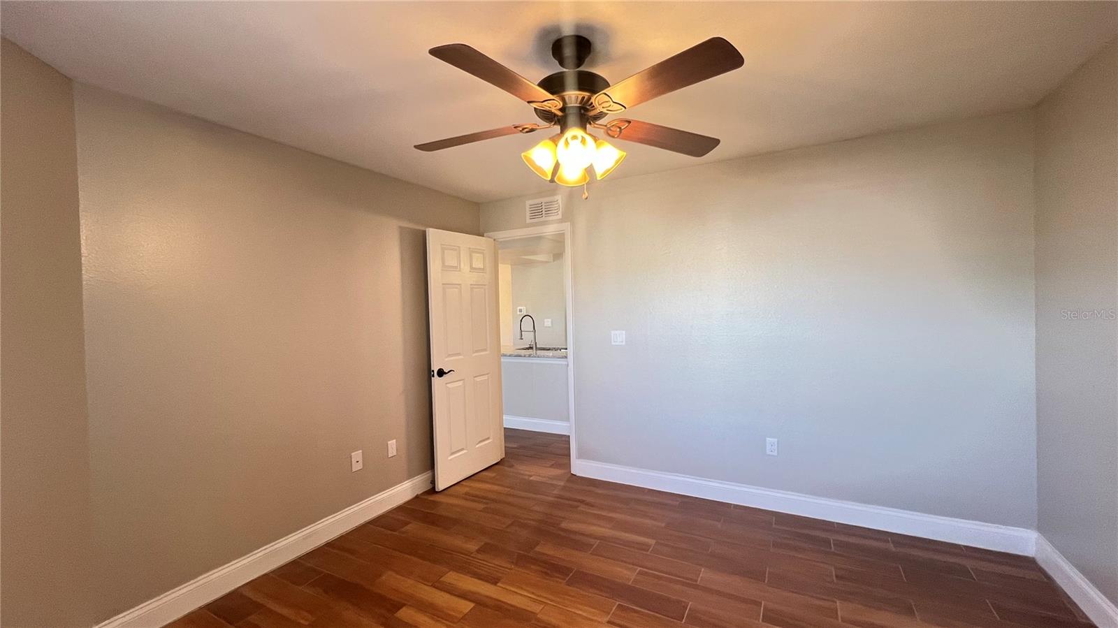Image 24 of 31 For 3038 Parkway Boulevard 204