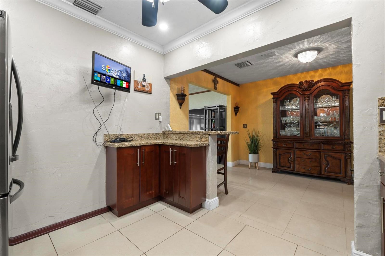 Listing photo id 9 for 6631 Sw 24th
