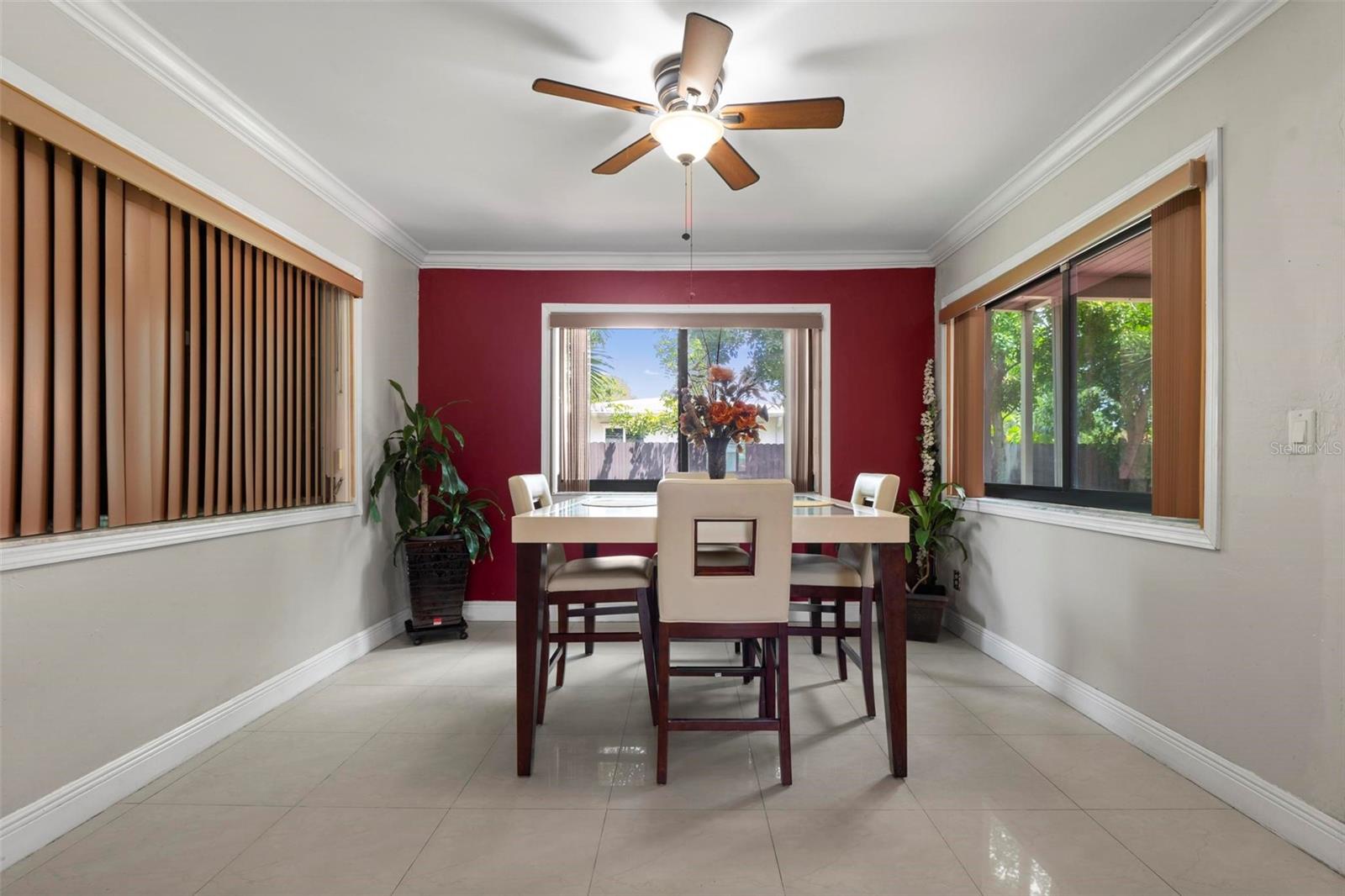 Listing photo id 11 for 6631 Sw 24th