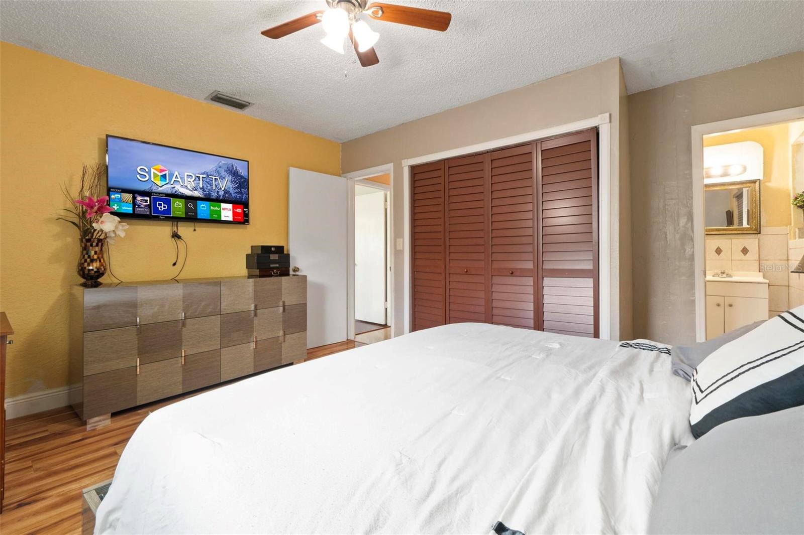 Listing photo id 17 for 6631 Sw 24th