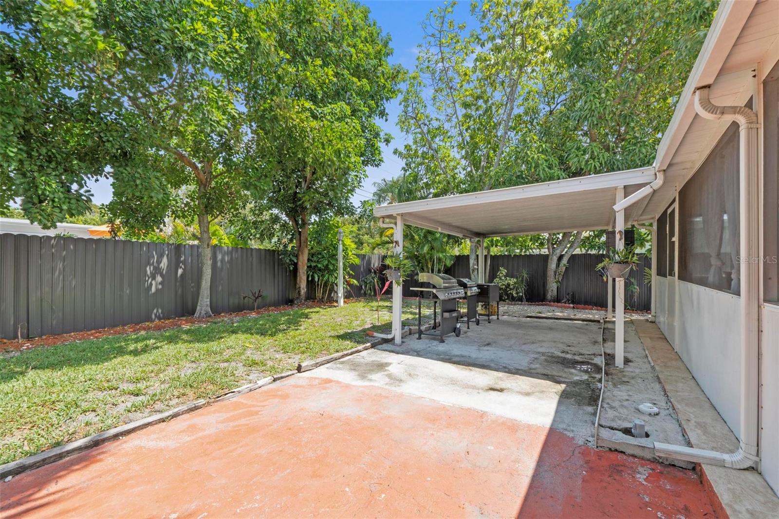Listing photo id 23 for 6631 Sw 24th