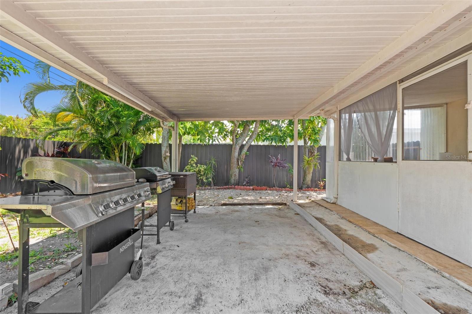 Listing photo id 24 for 6631 Sw 24th