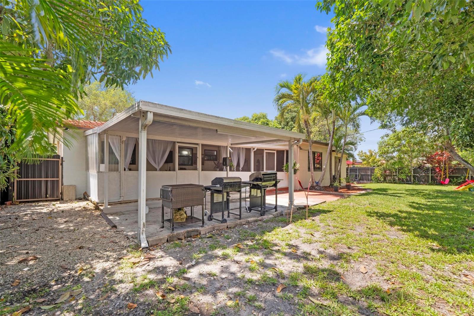 Listing photo id 25 for 6631 Sw 24th