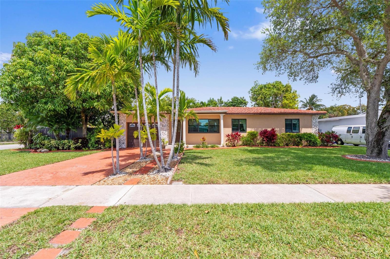 Listing photo id 2 for 6631 Sw 24th