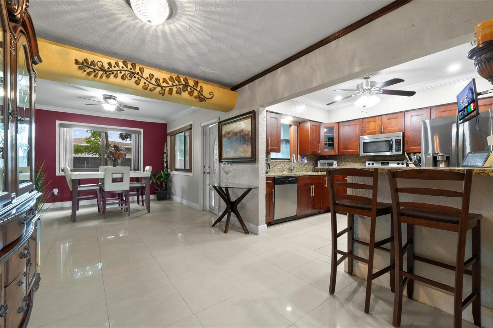 Listing photo id 5 for 6631 Sw 24th