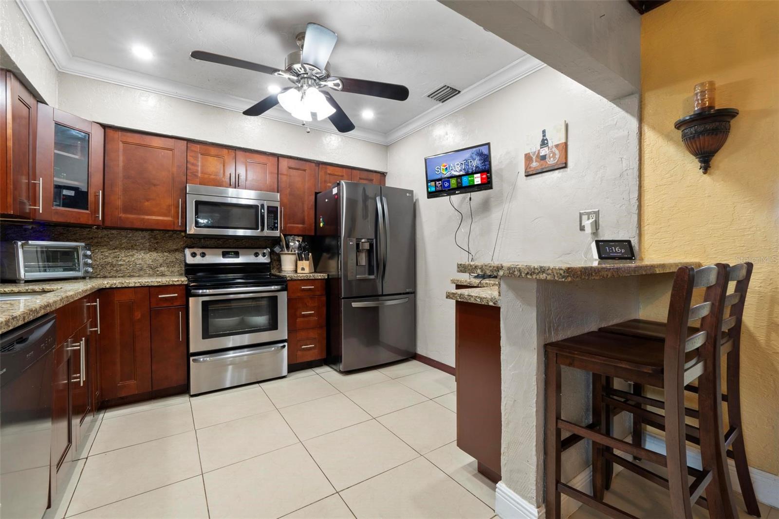 Listing photo id 6 for 6631 Sw 24th