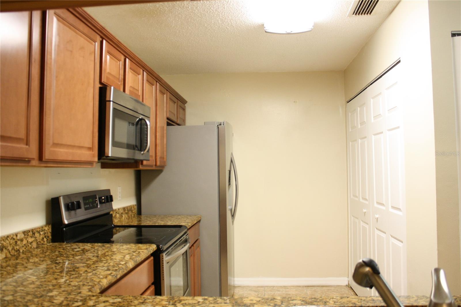 Image 7 of 18 For 630 Kenwick Circle 105