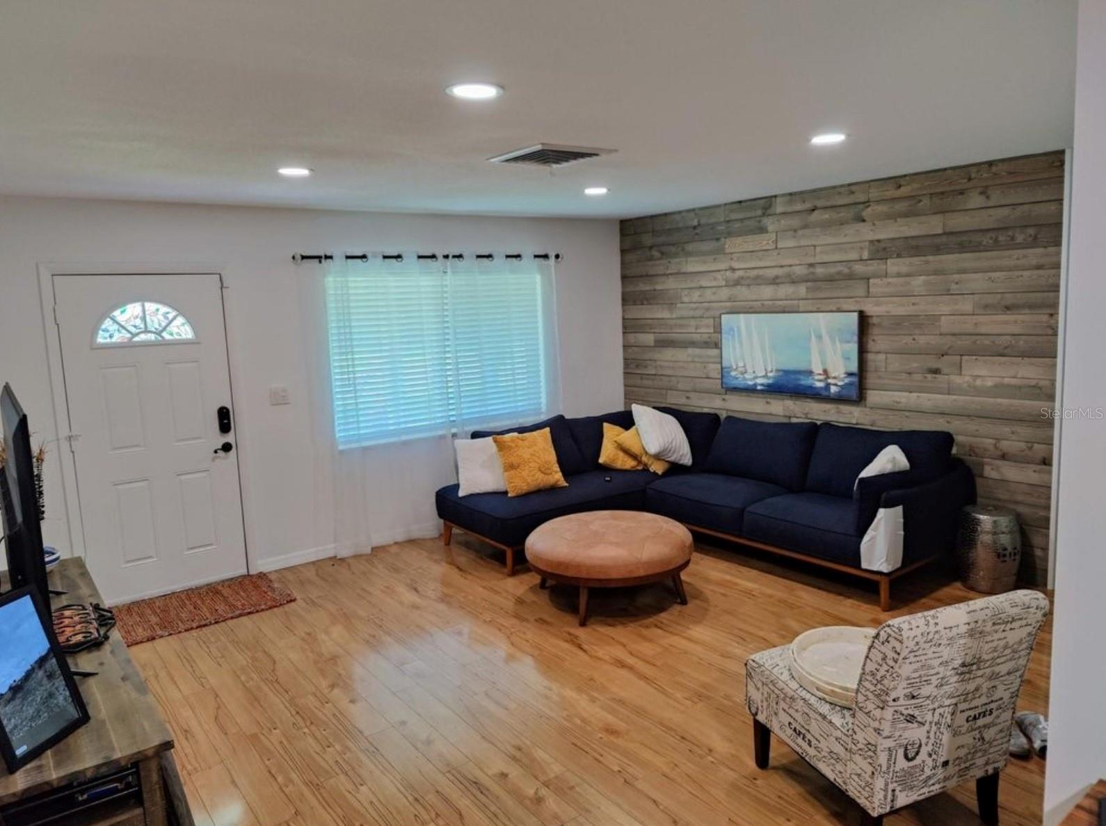 Image 4 of 11 For 5332 10th Avenue N