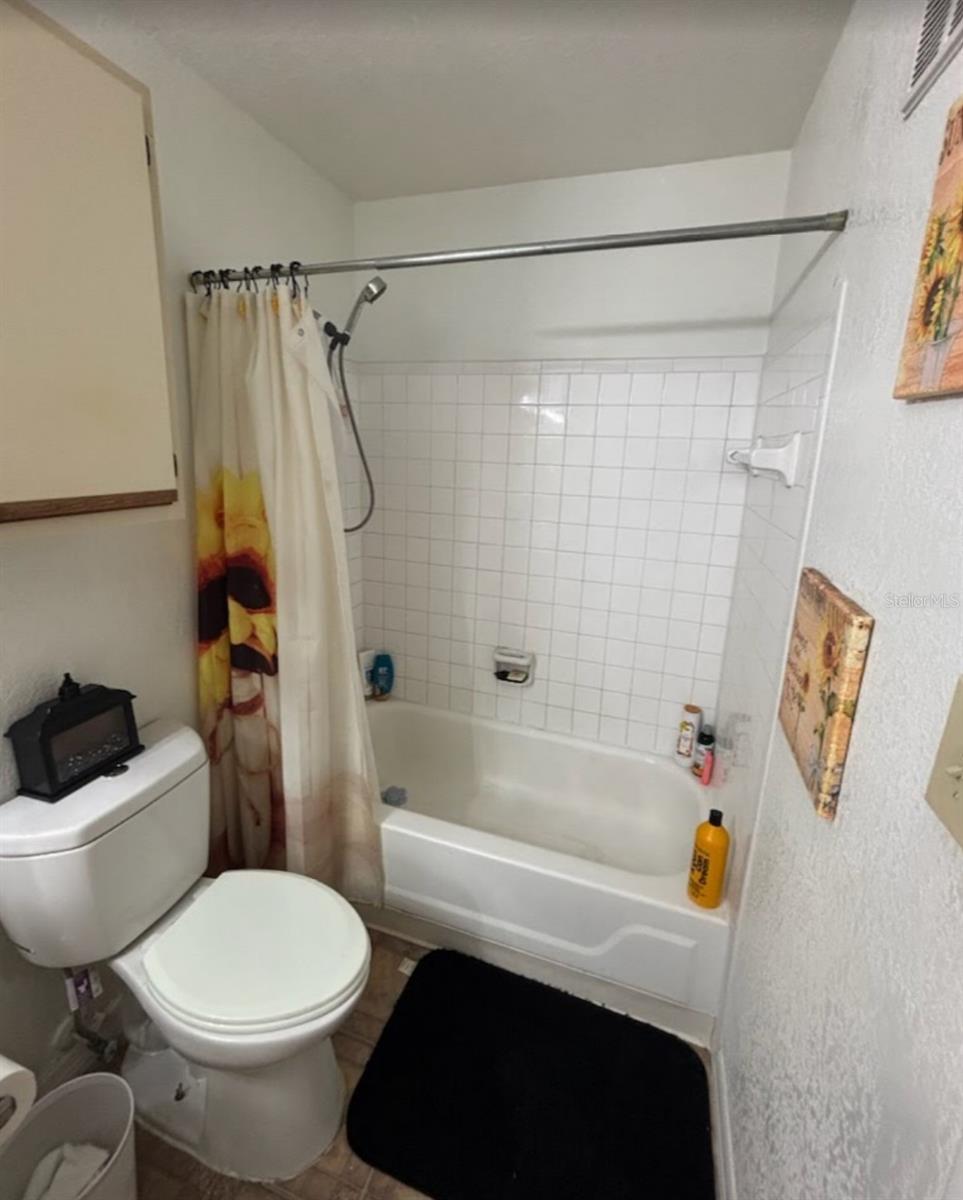 Image 7 of 8 For 5501 Rosebriar Way 111
