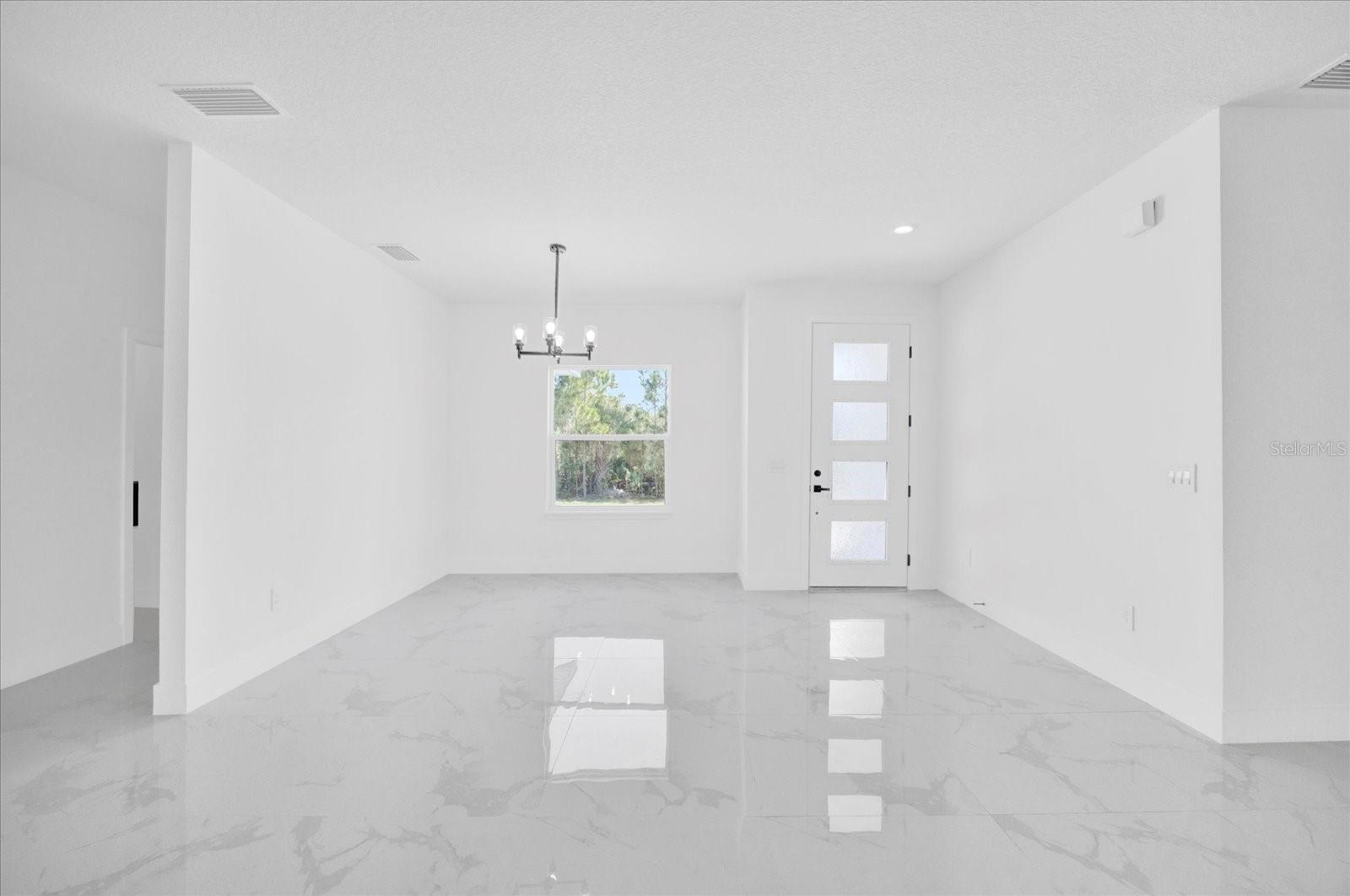 Image 17 of 49 For 736 Daysland Avenue Sw