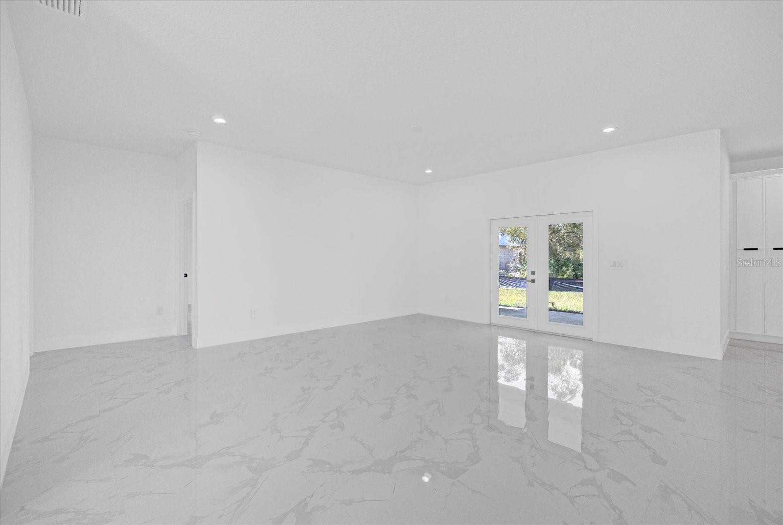 Image 19 of 49 For 736 Daysland Avenue Sw