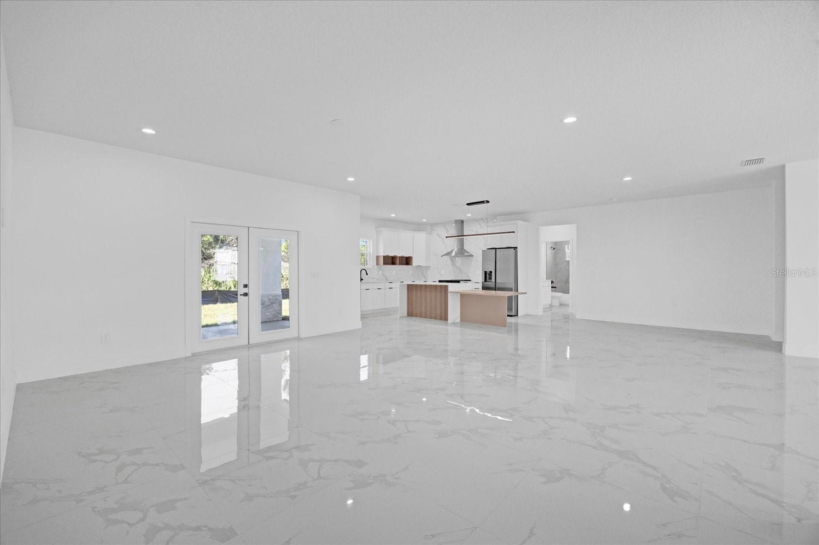 Image 22 of 49 For 736 Daysland Avenue Sw