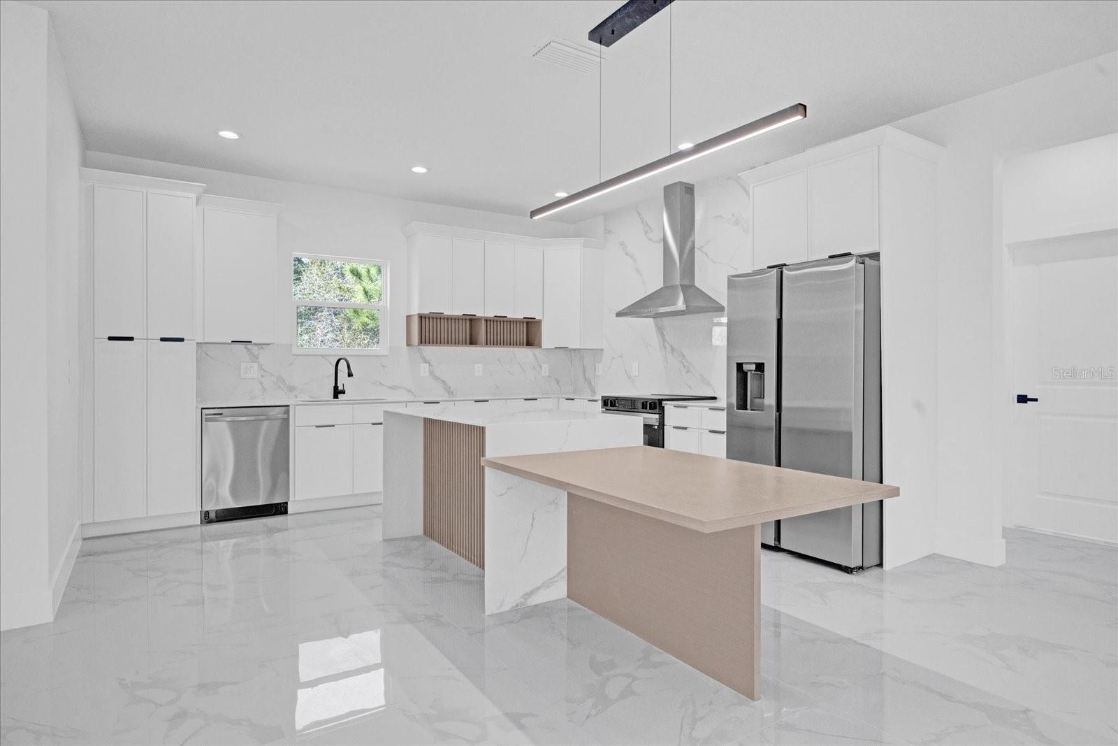 Image 24 of 49 For 736 Daysland Avenue Sw