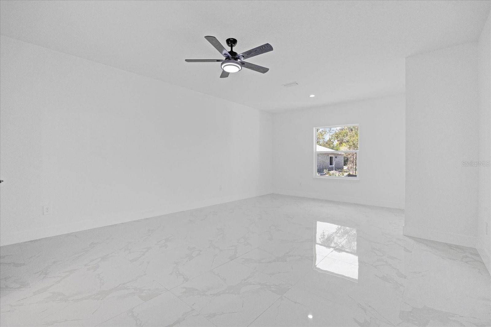 Image 36 of 49 For 736 Daysland Avenue Sw