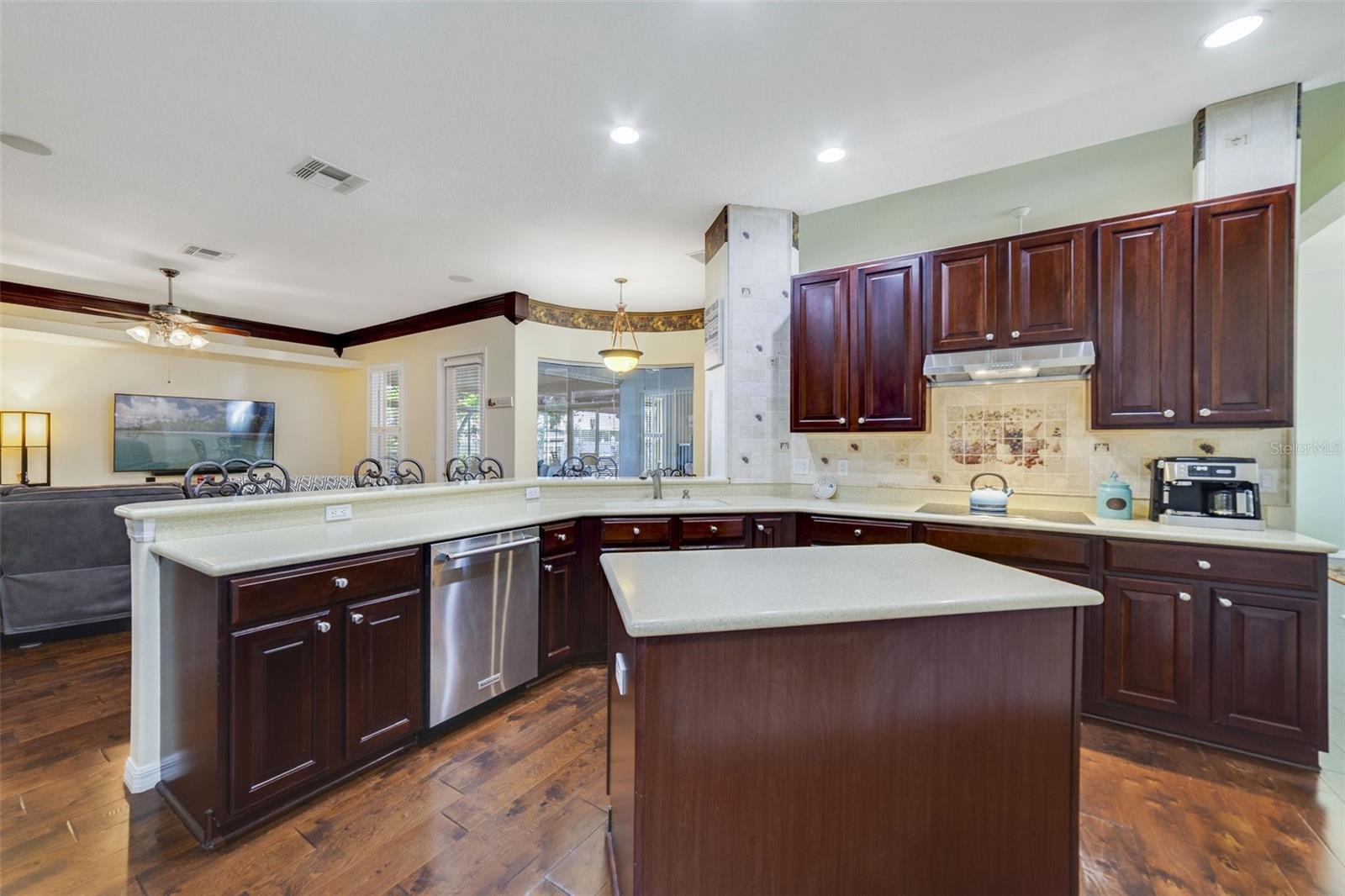 Image 15 of 52 For 714 Regina Circle