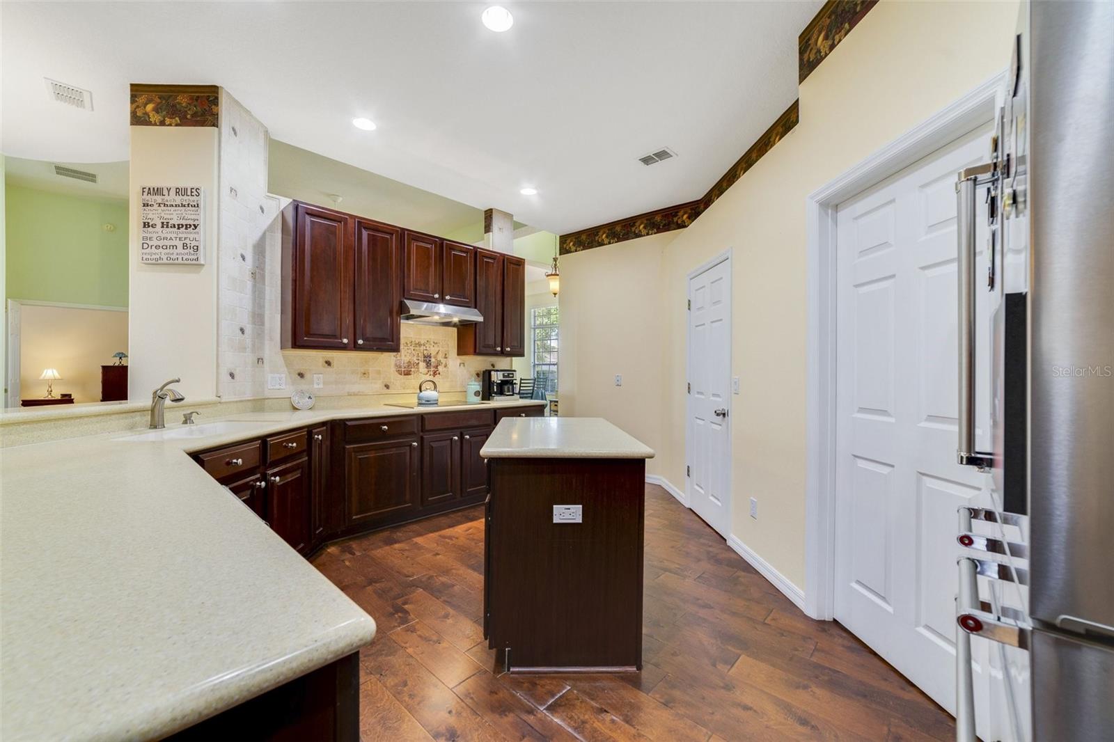 Image 16 of 52 For 714 Regina Circle