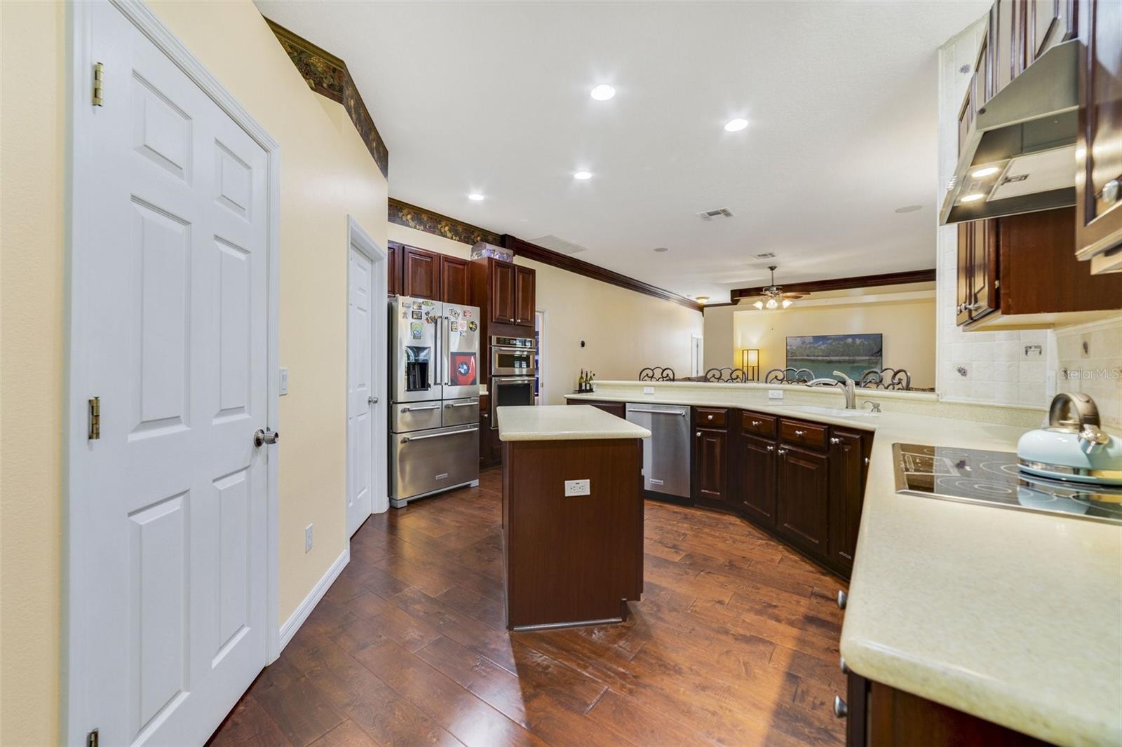 Image 17 of 52 For 714 Regina Circle