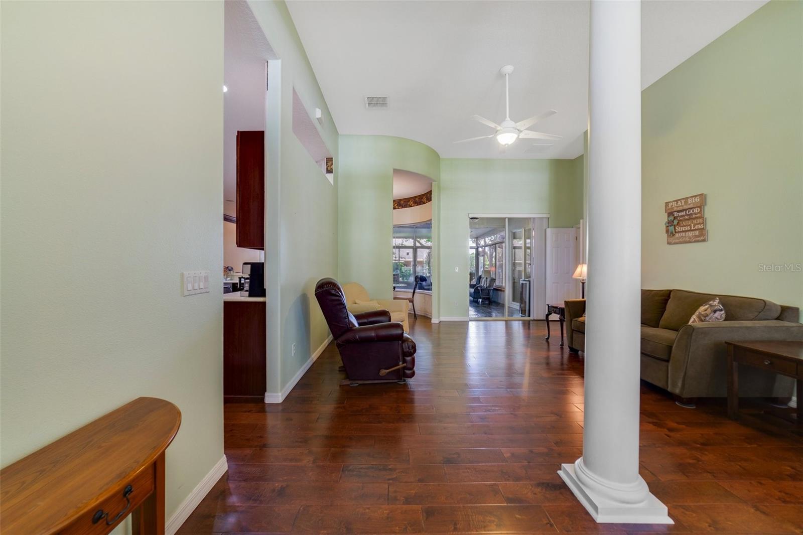 Image 7 of 52 For 714 Regina Circle