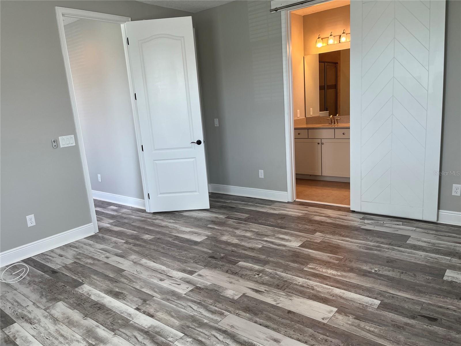 Image 11 of 41 For 9938 Eagle Creek Center Boulevard