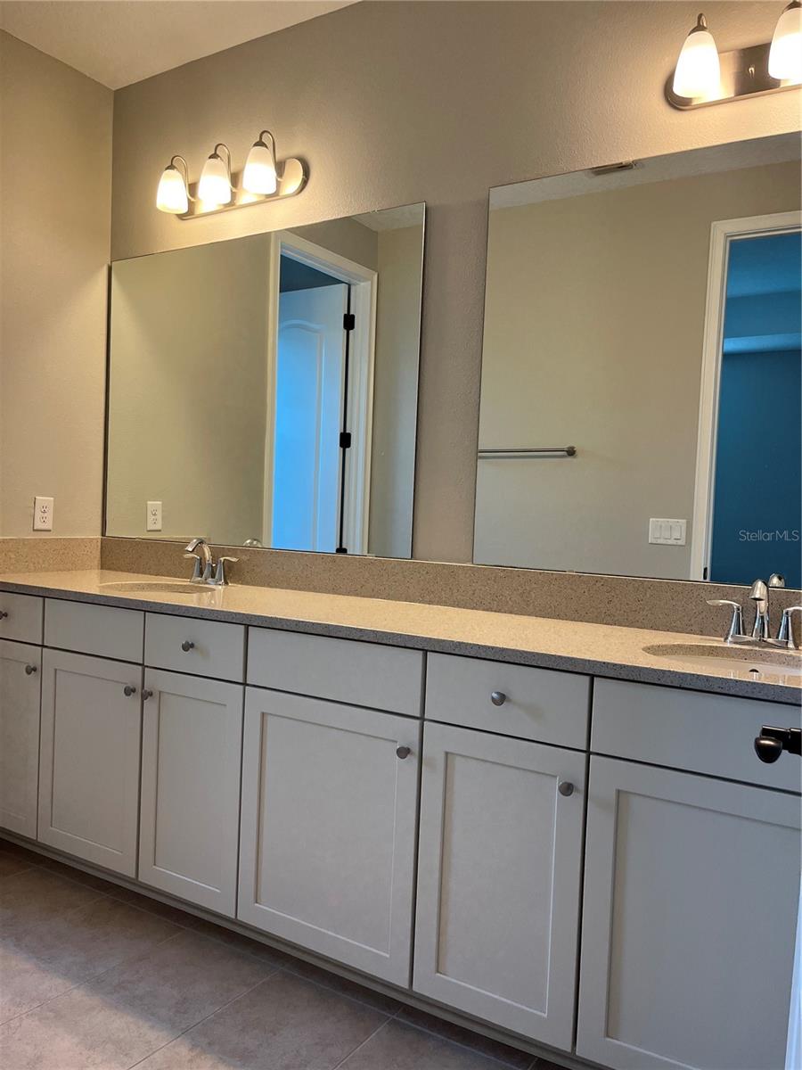 Image 17 of 41 For 9938 Eagle Creek Center Boulevard