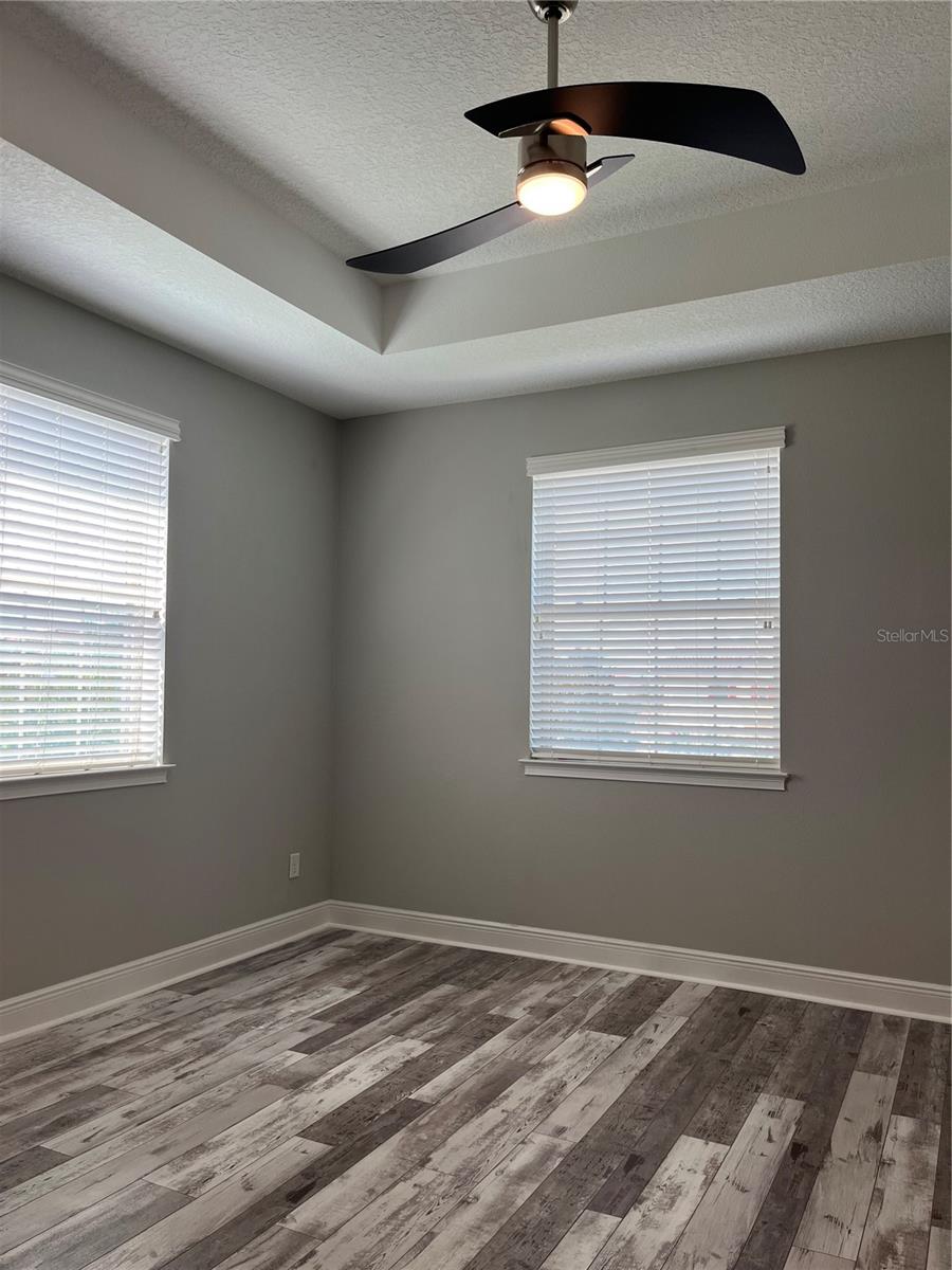Image 20 of 41 For 9938 Eagle Creek Center Boulevard