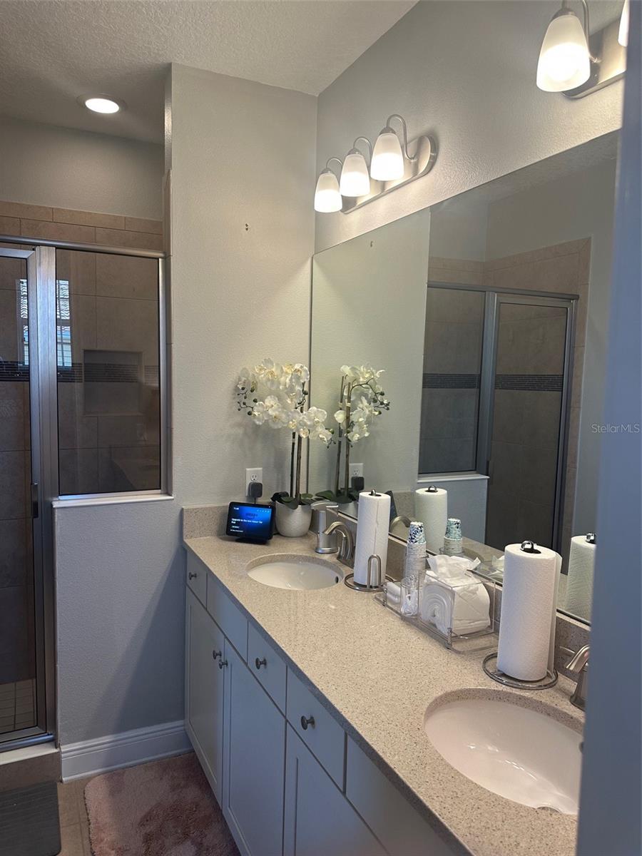 Image 32 of 41 For 9938 Eagle Creek Center Boulevard