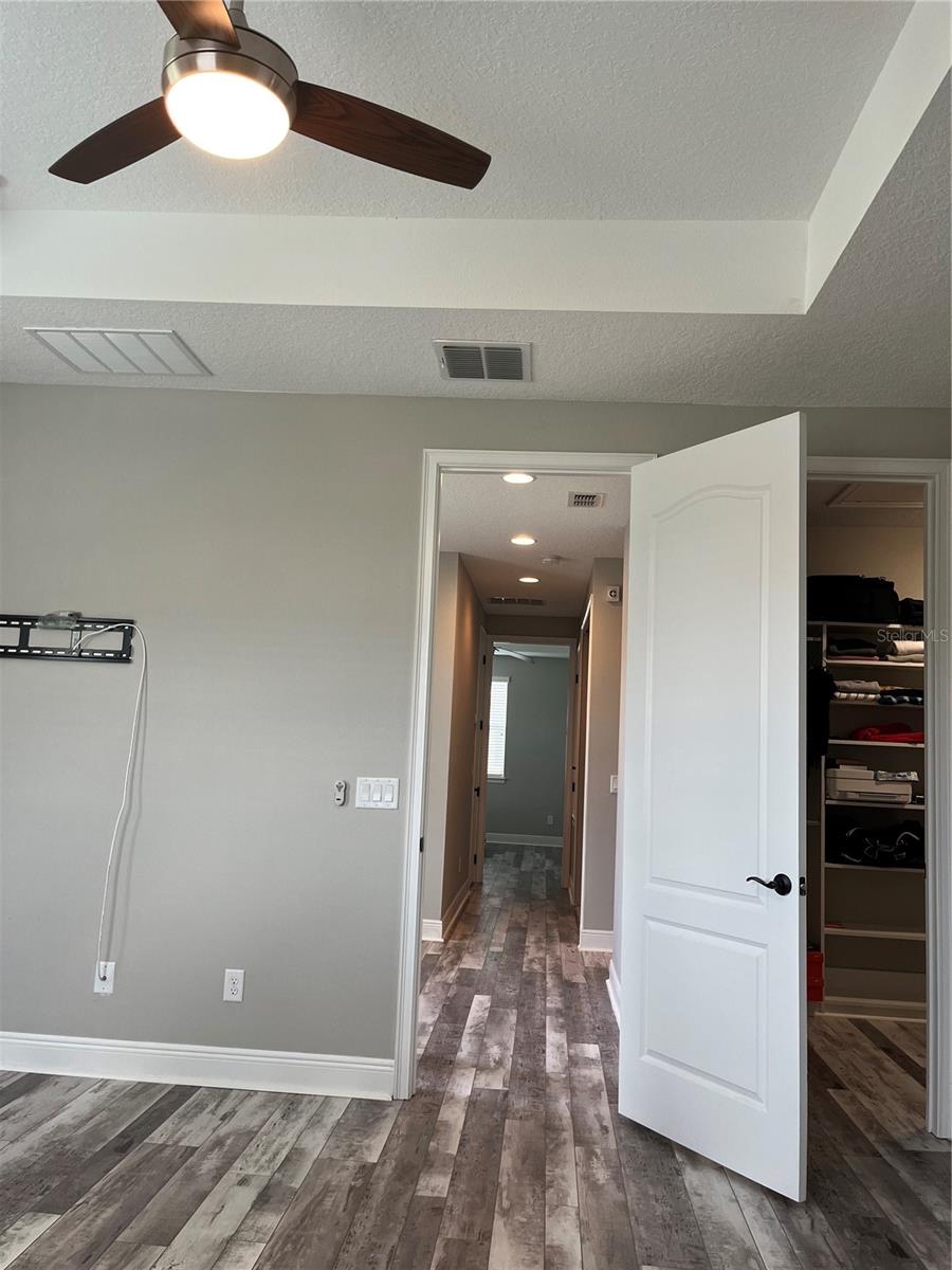 Image 9 of 41 For 9938 Eagle Creek Center Boulevard
