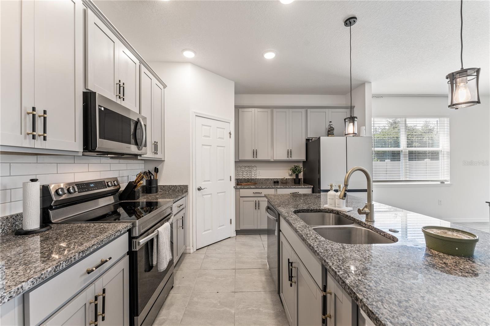 Image 4 of 20 For 33263 Rembrandt Lane