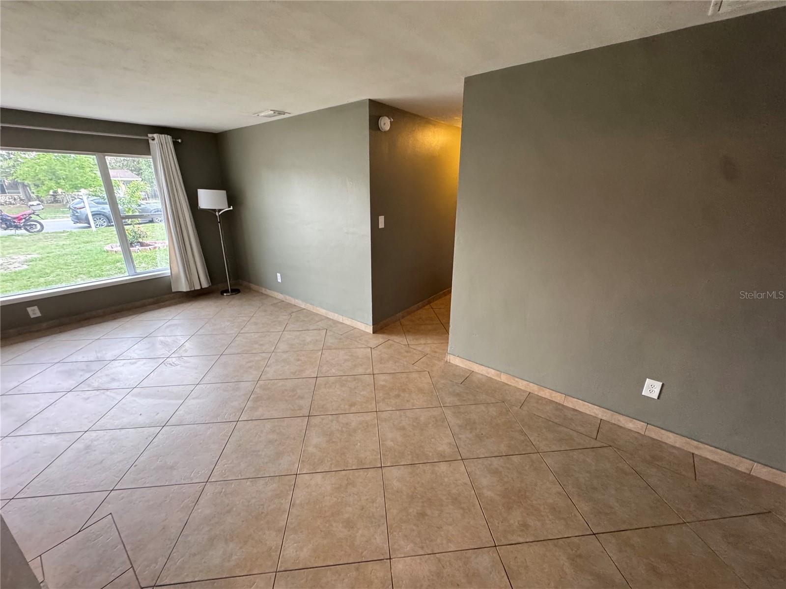 Image 4 of 18 For 31 Edgemon Avenue