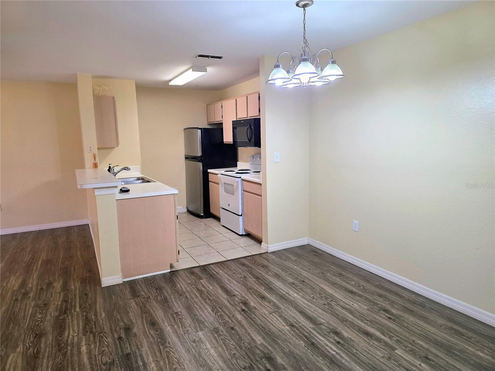Image 10 of 54 For 5451 Vineland Road 111
