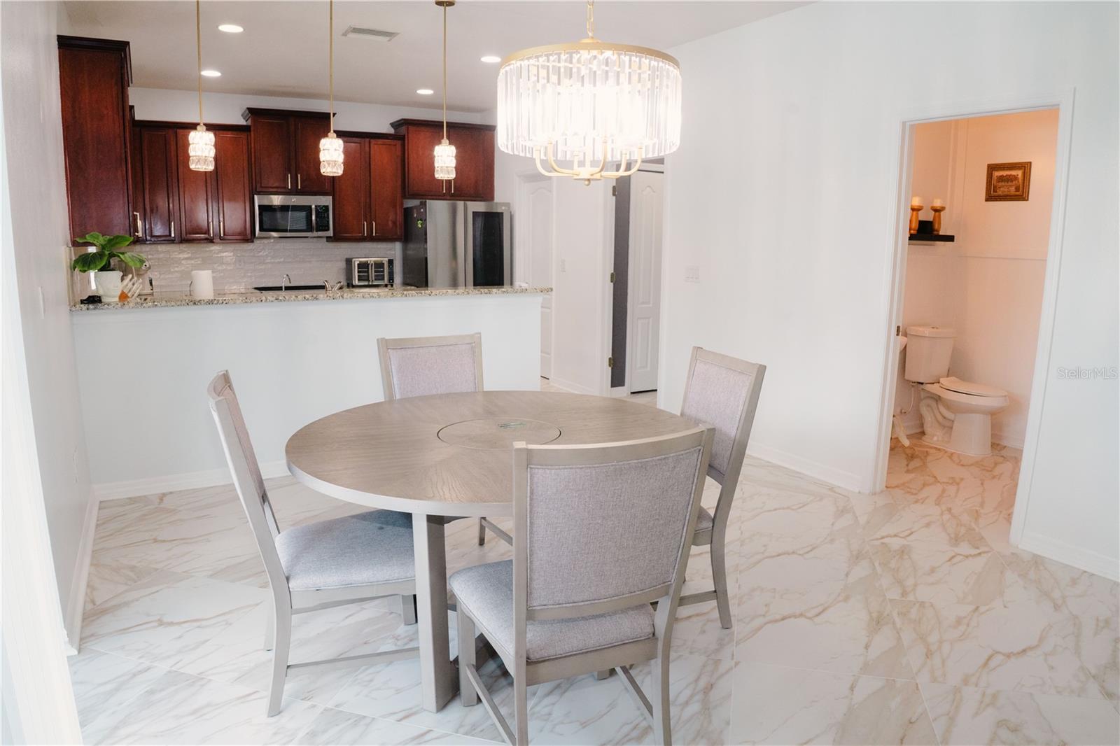 Listing photo id 8 for 12236 Fairlawn Drive