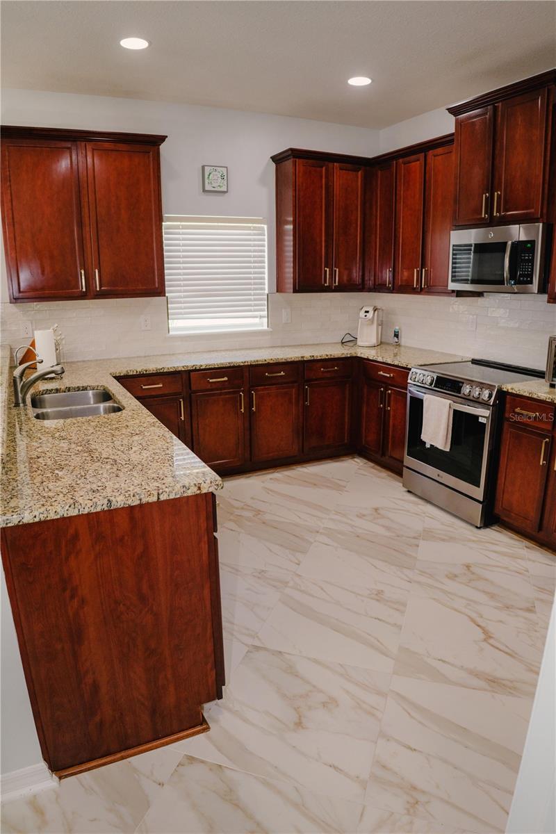 Listing photo id 12 for 12236 Fairlawn Drive